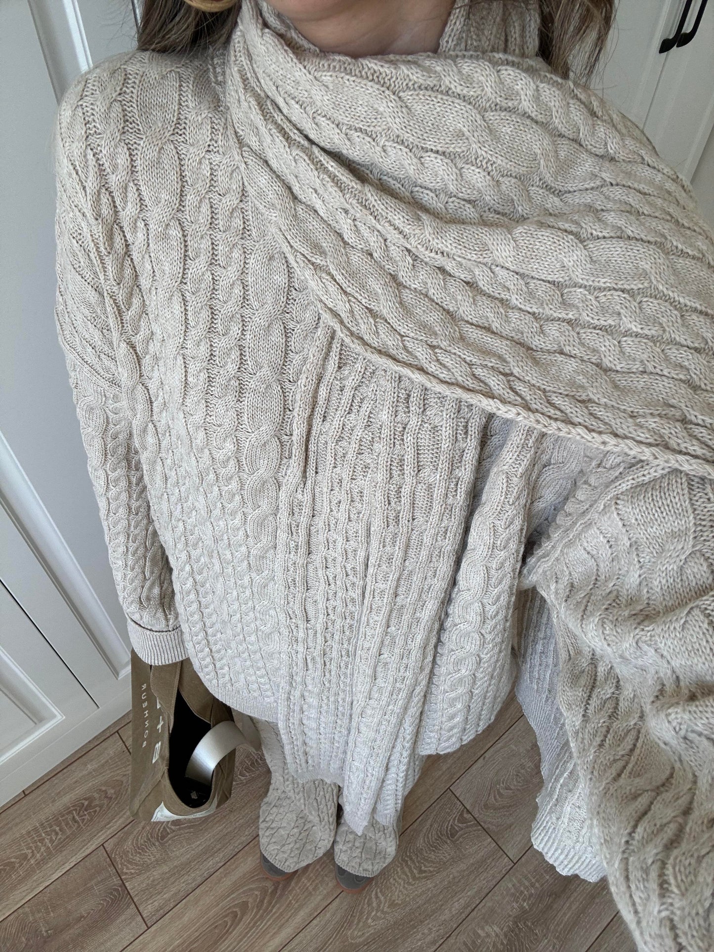 طقم بيج غامق مجدل بلفحة