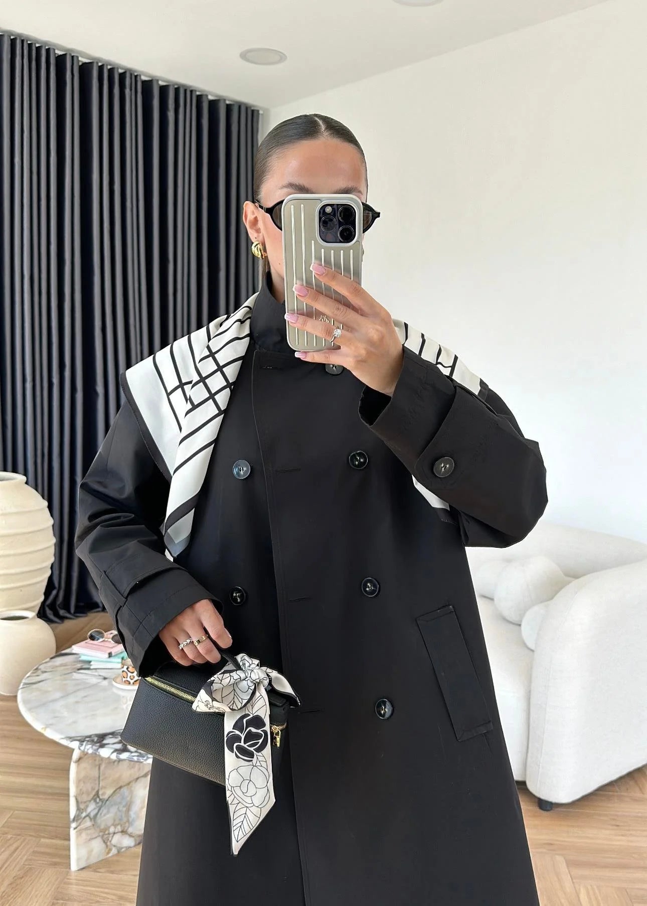ترنش اسود مع شال