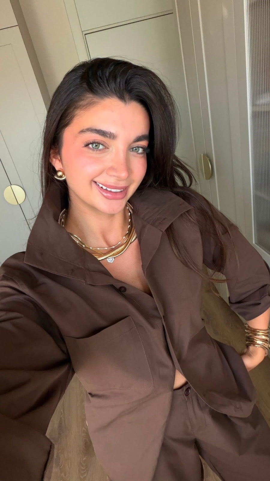 طقم قميص مع بنطلون بني