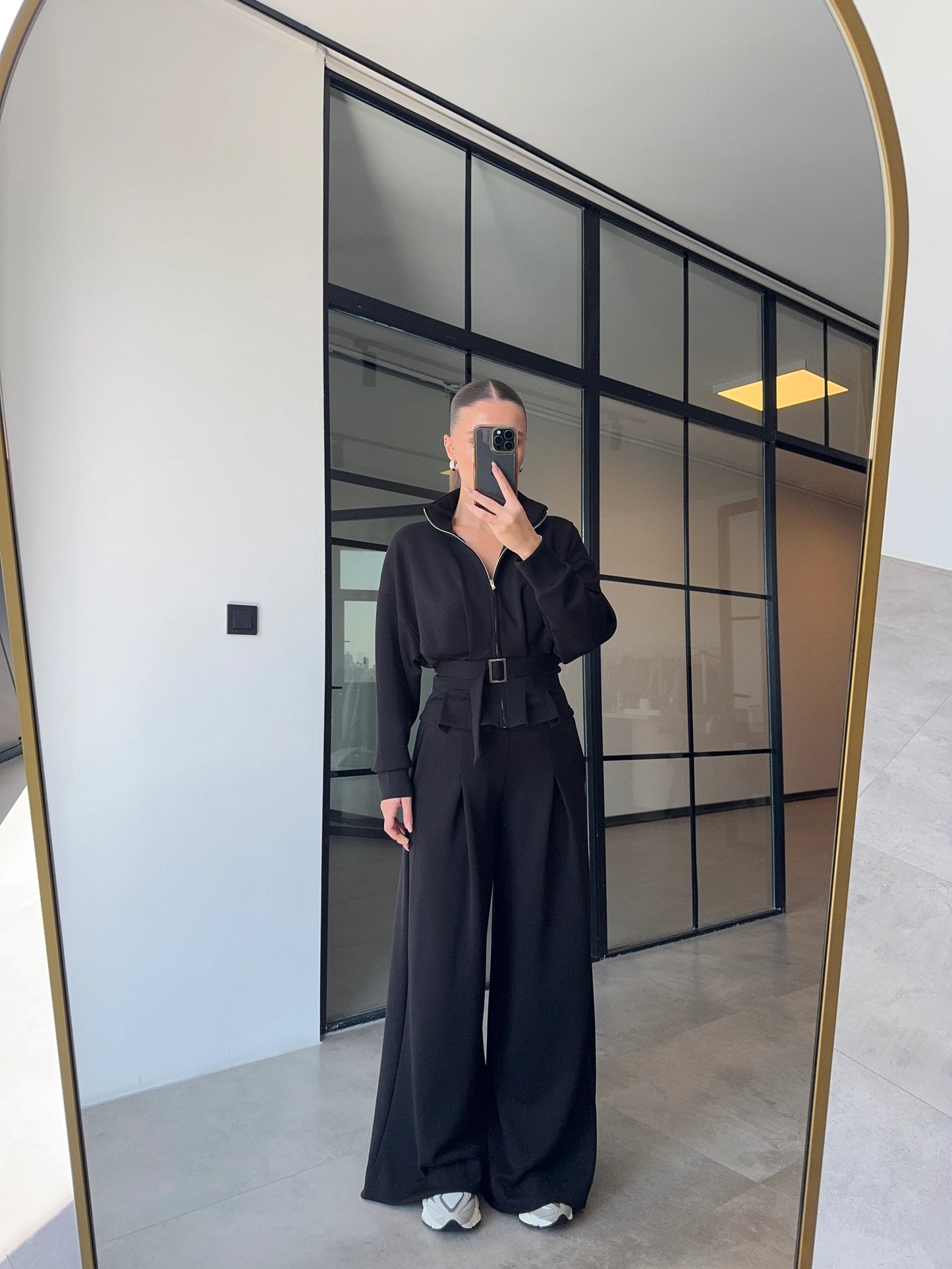 طقم اسود جكيت بحزام مع بنطلون