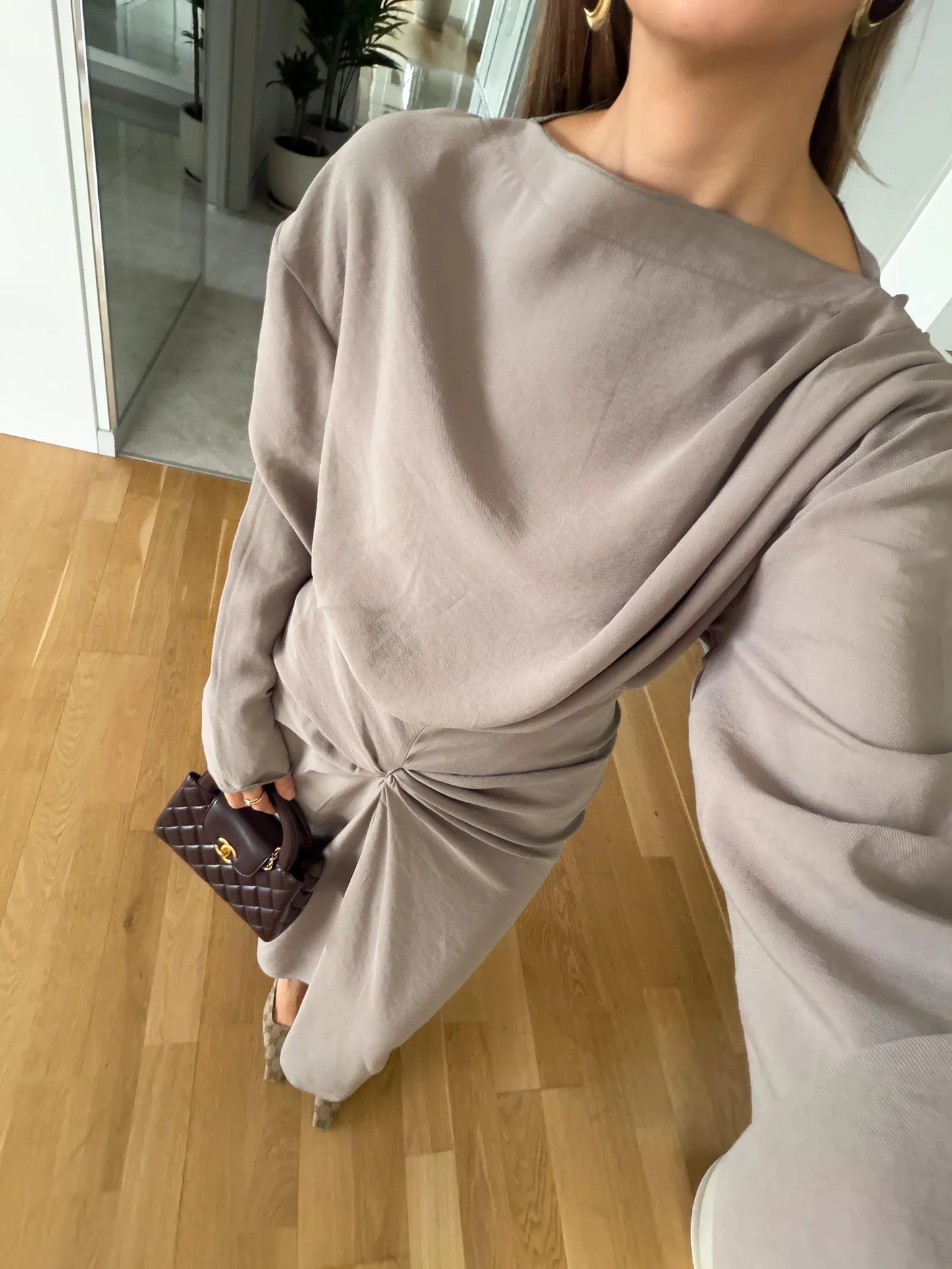 طقم بلوزة مع تنورة بيج