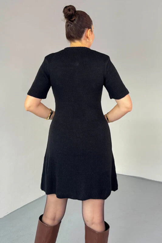 فستان اسود بأزرار ذهبية