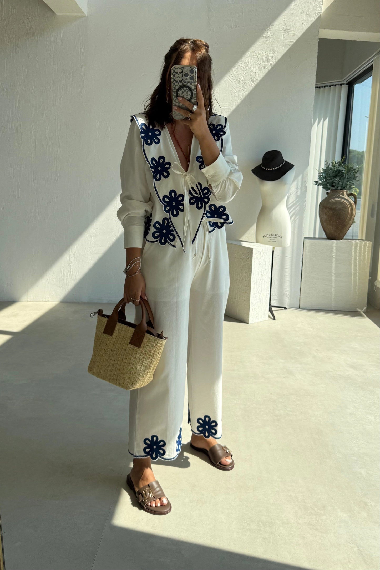 طقم ابيض مع تطريز ازرق