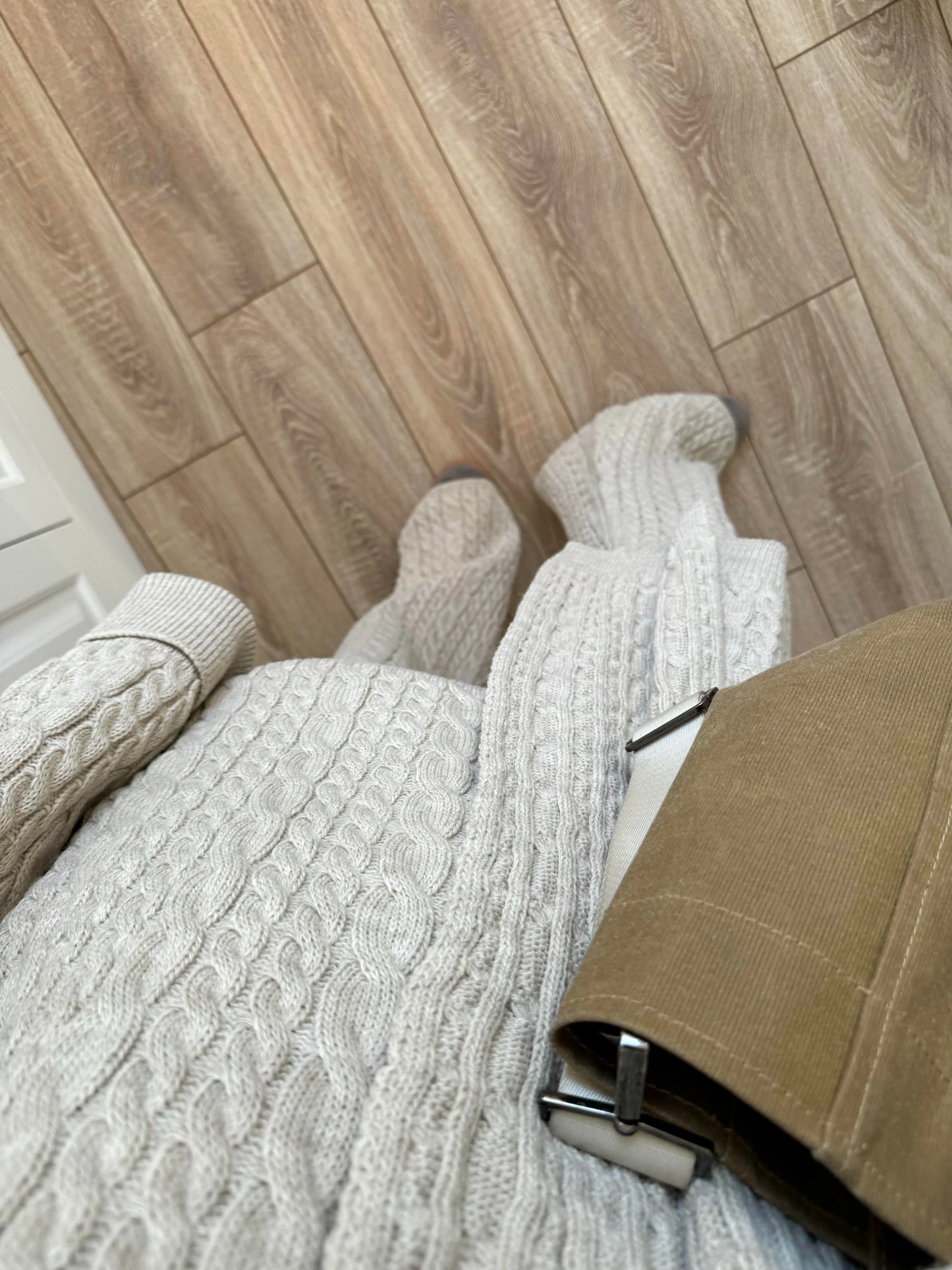 طقم بيج غامق مجدل بلفحة