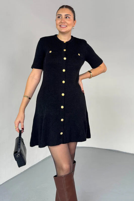 فستان اسود بأزرار ذهبية