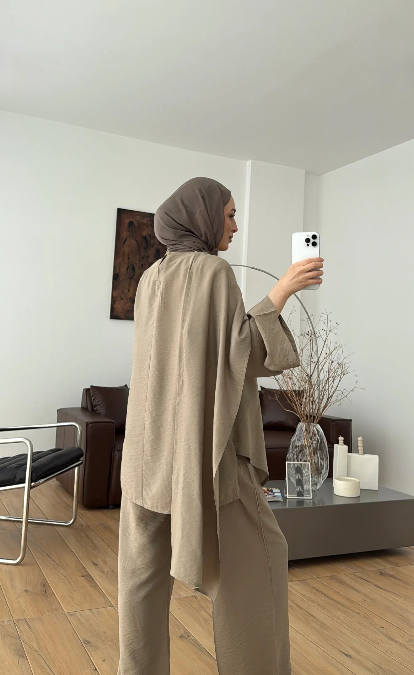 طقم بلوزة بشال مع بنطلون بيج غامق