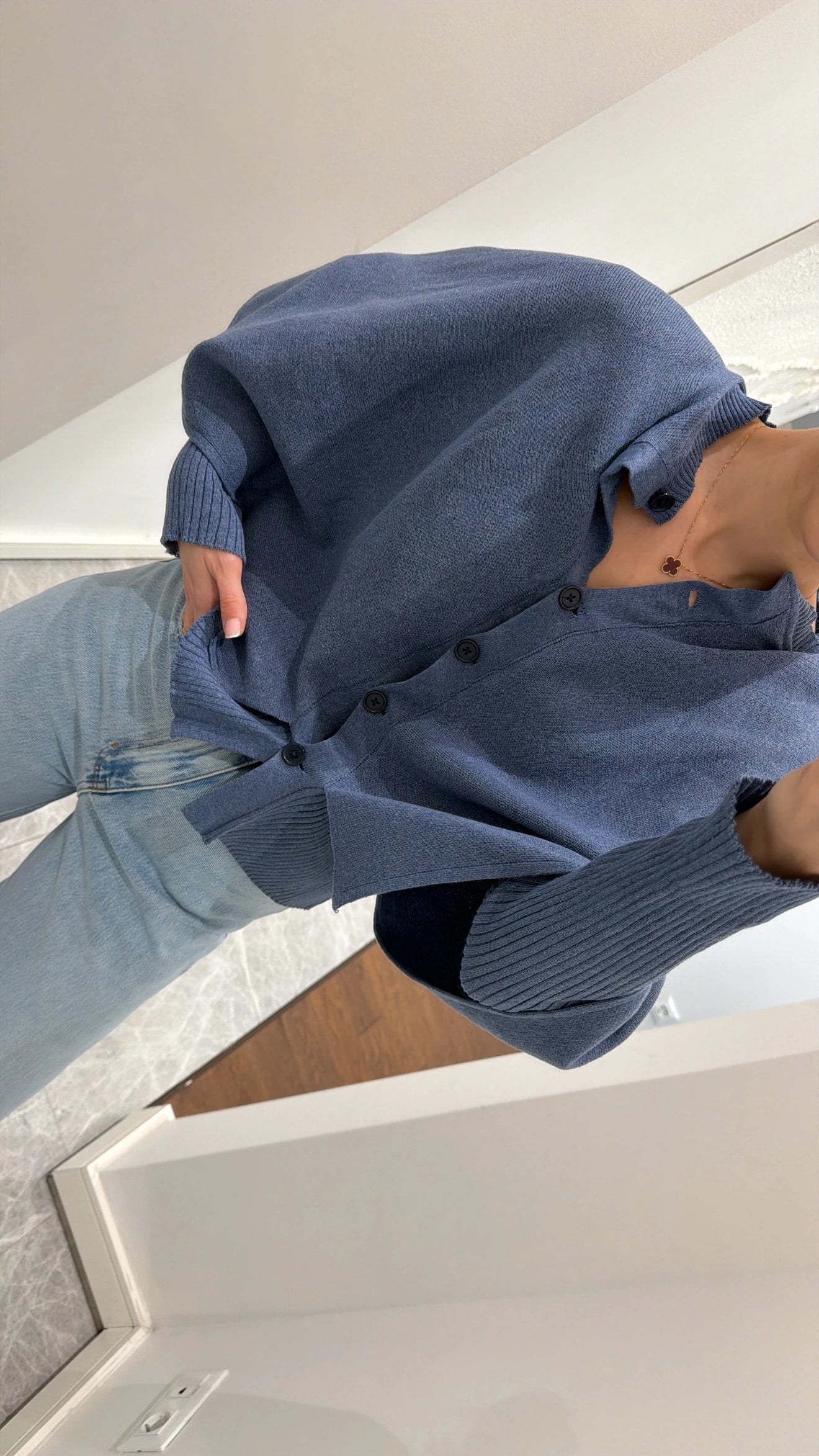 جرزة ازرق غامق بأزرار