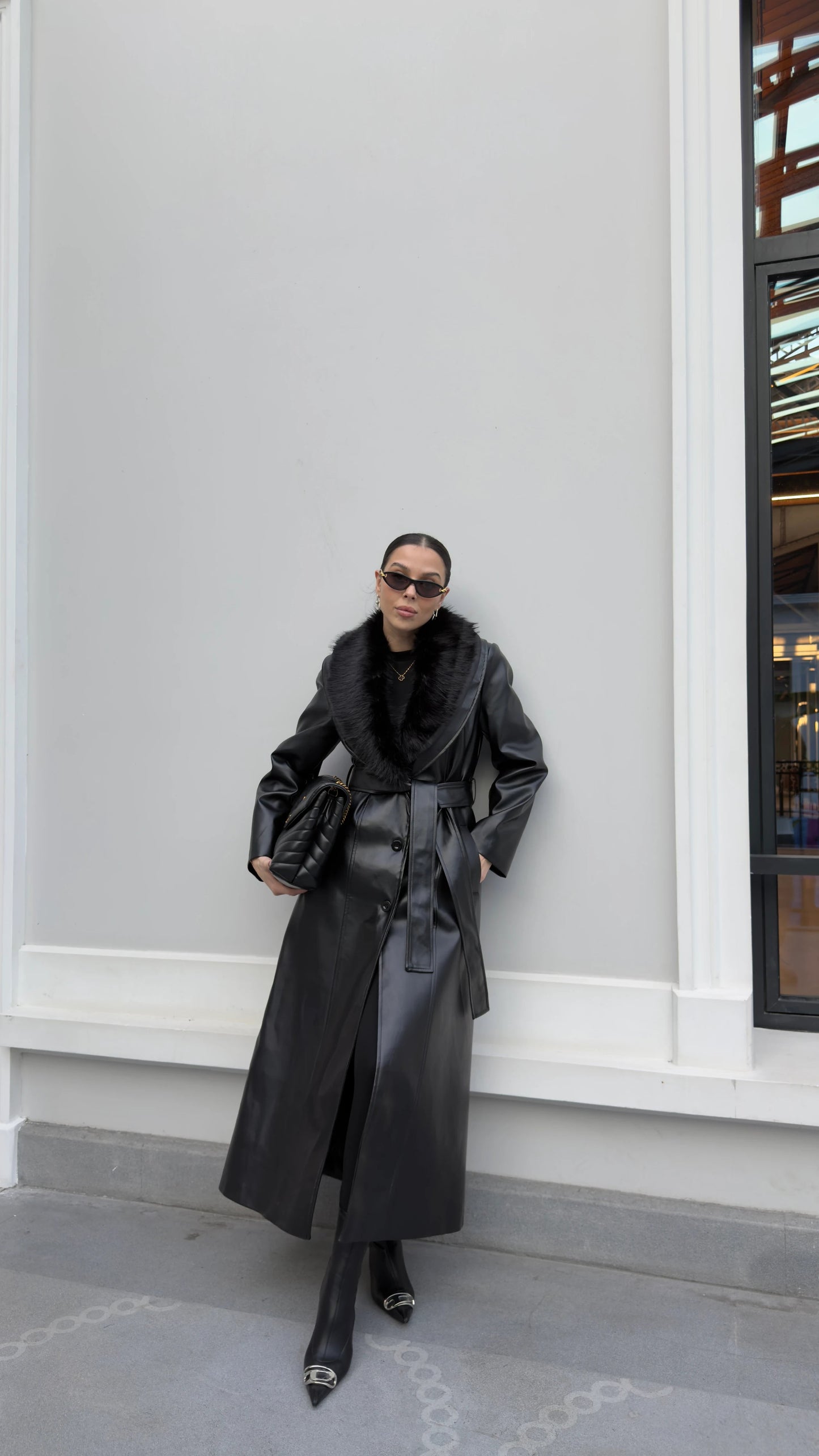 جكيت جلد اسود فرو