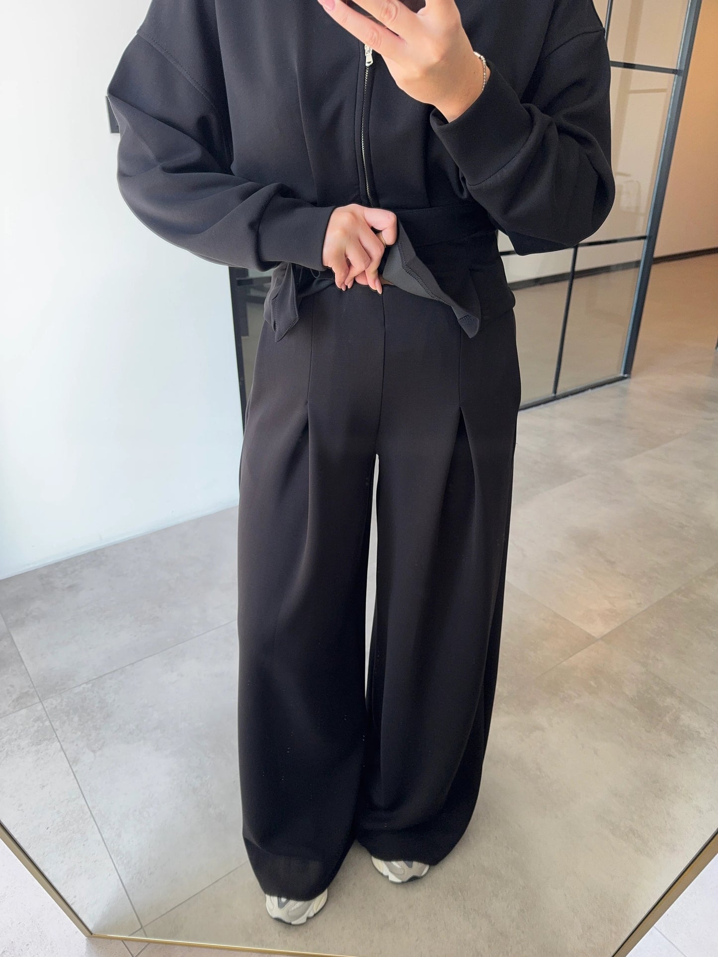 طقم اسود جكيت بحزام مع بنطلون