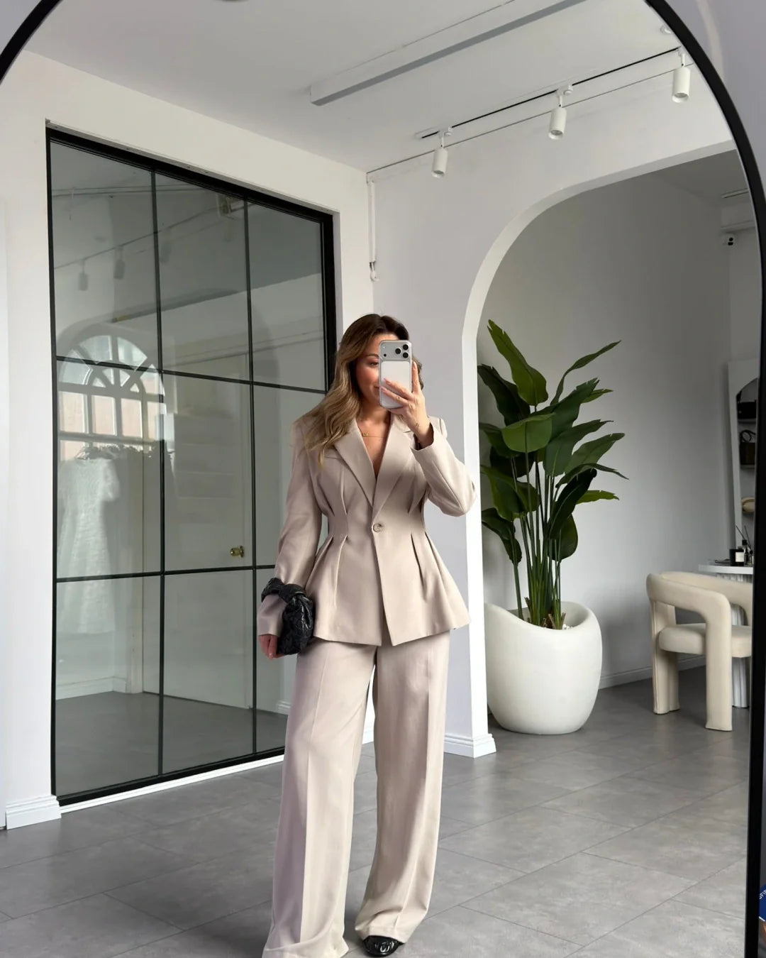 طقم بليزر مع بنطلون بيج