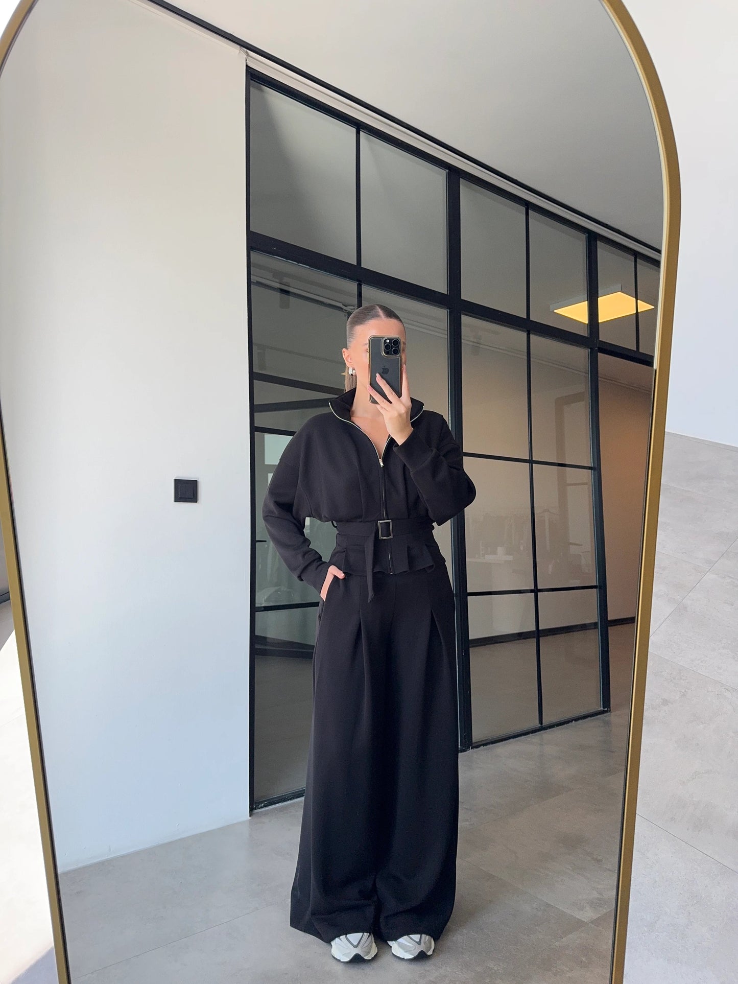 طقم اسود جكيت بحزام مع بنطلون