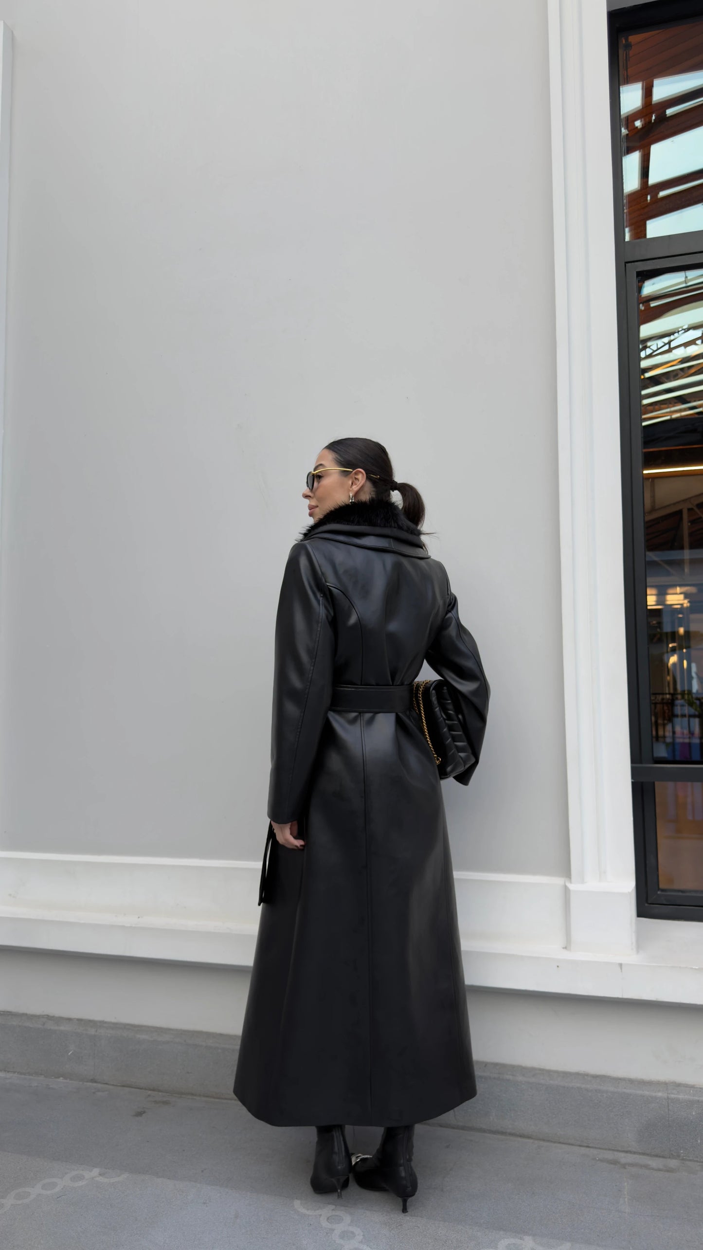 جكيت جلد اسود فرو