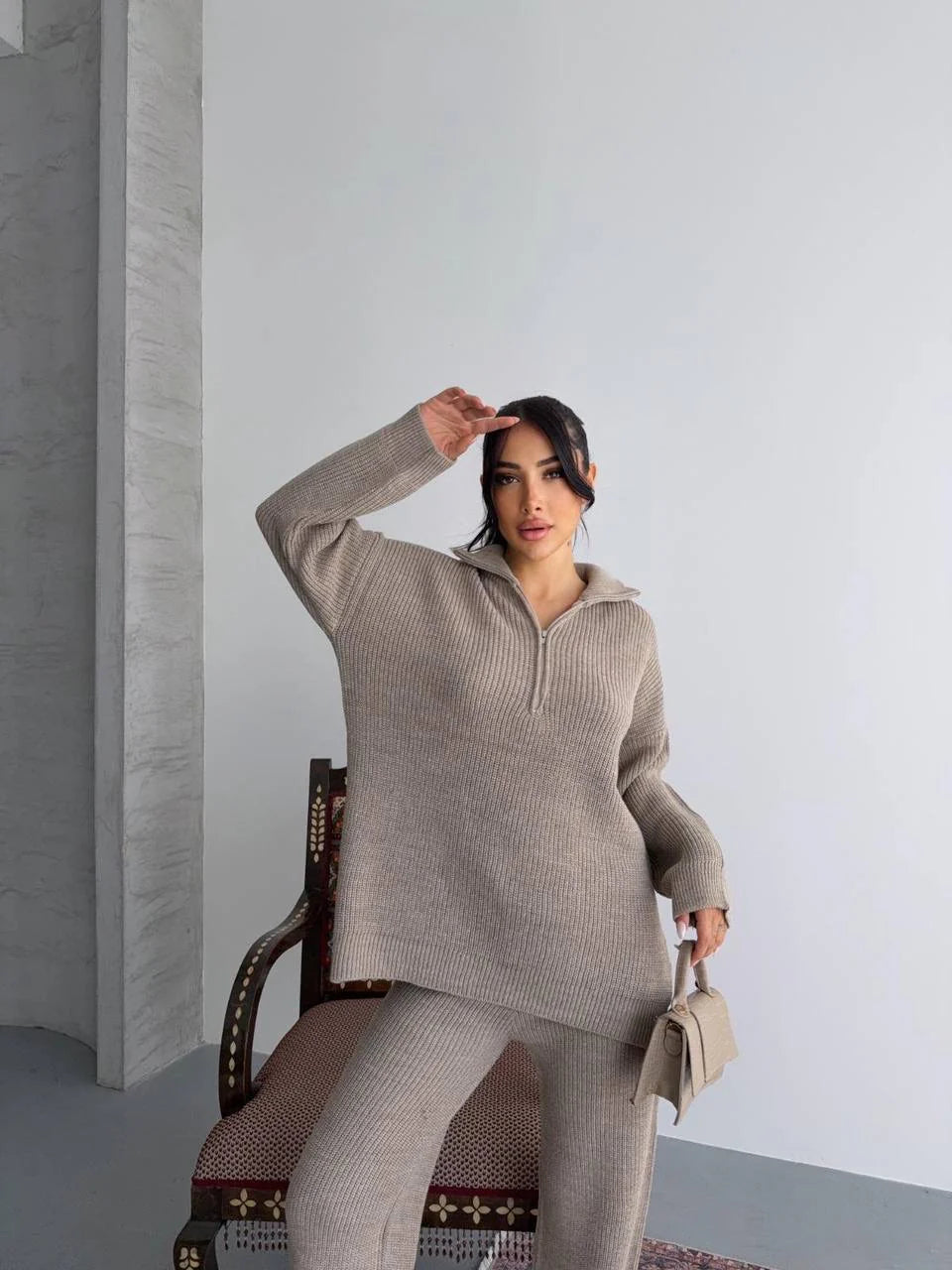 طقم بلوزة بسحاب مع بنطلون بيج