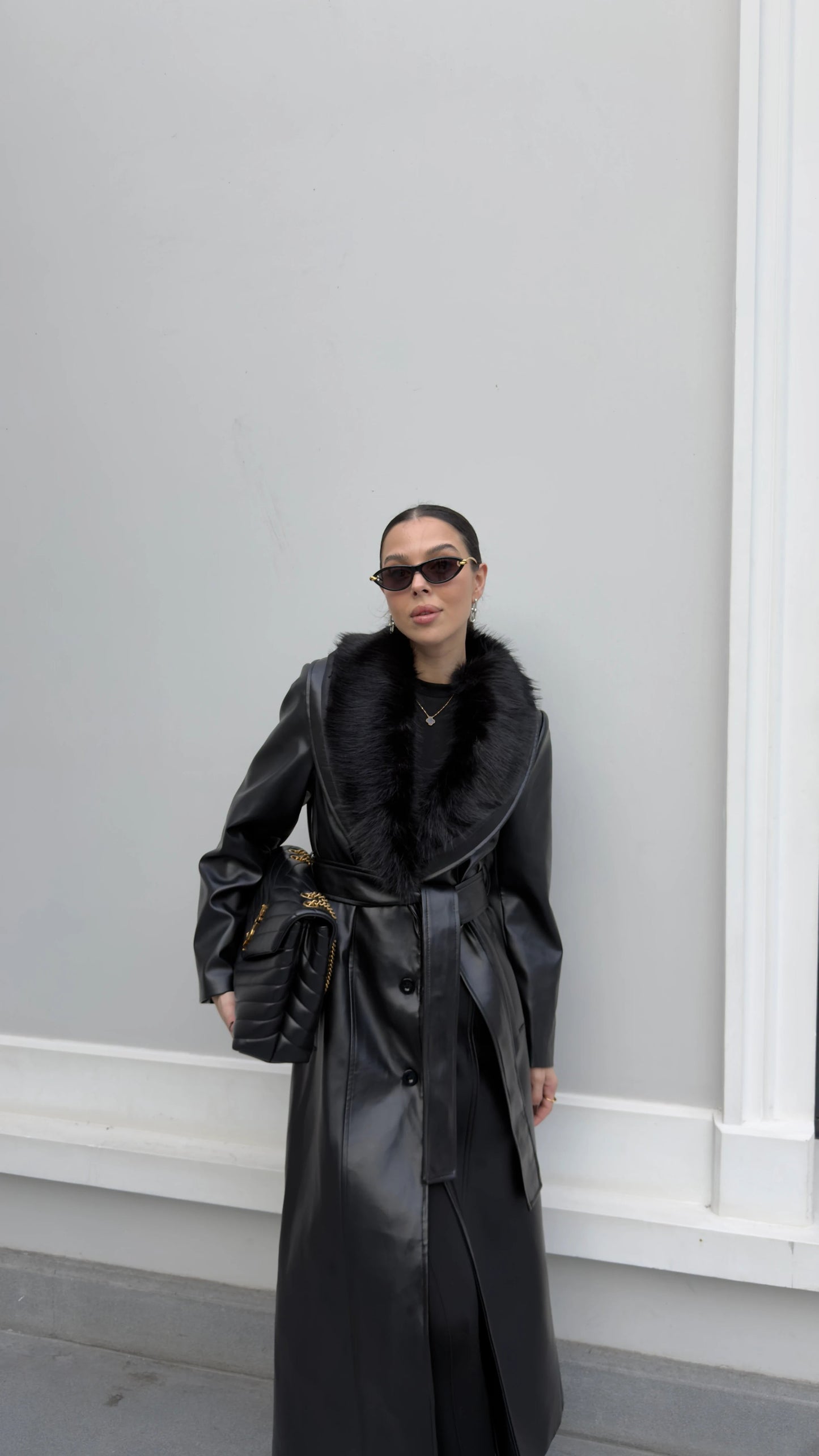 جكيت جلد اسود فرو