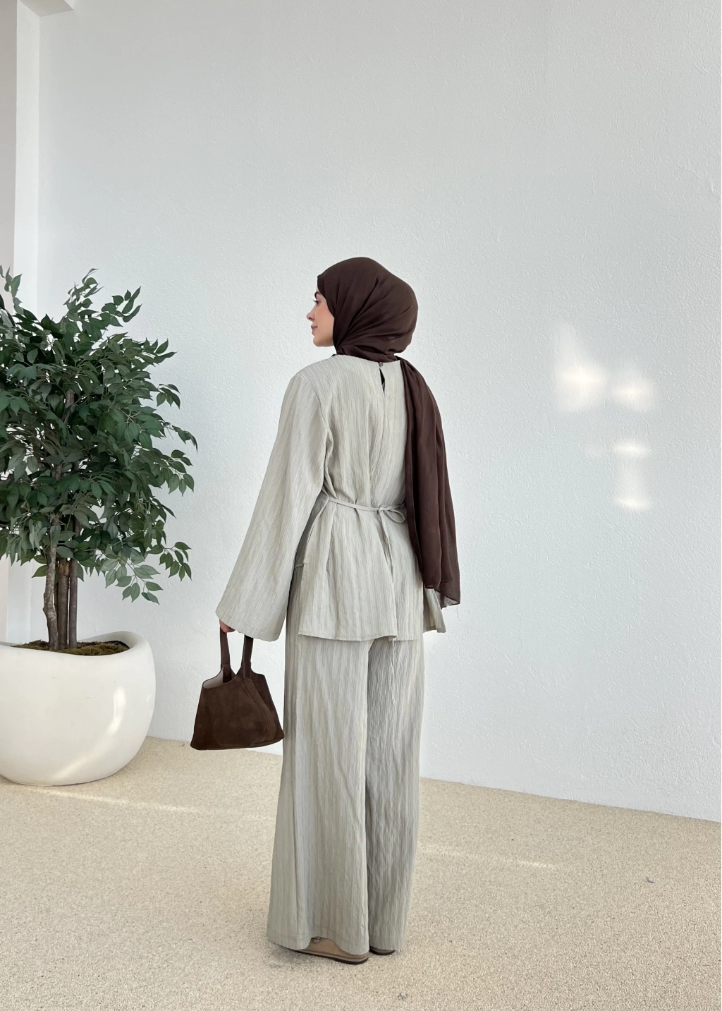 طقم اخضر بلوزة ربط مع بنطلون