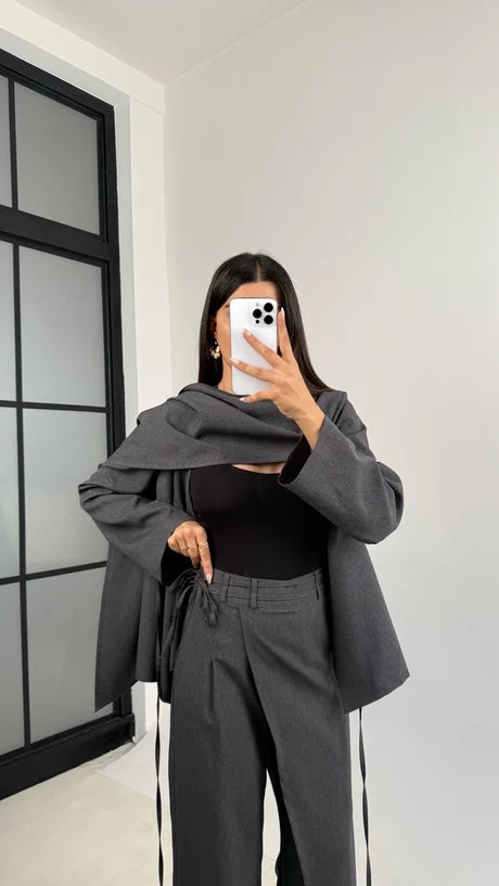 طقم رمادي بلوزة بلفحة مع بنطلون