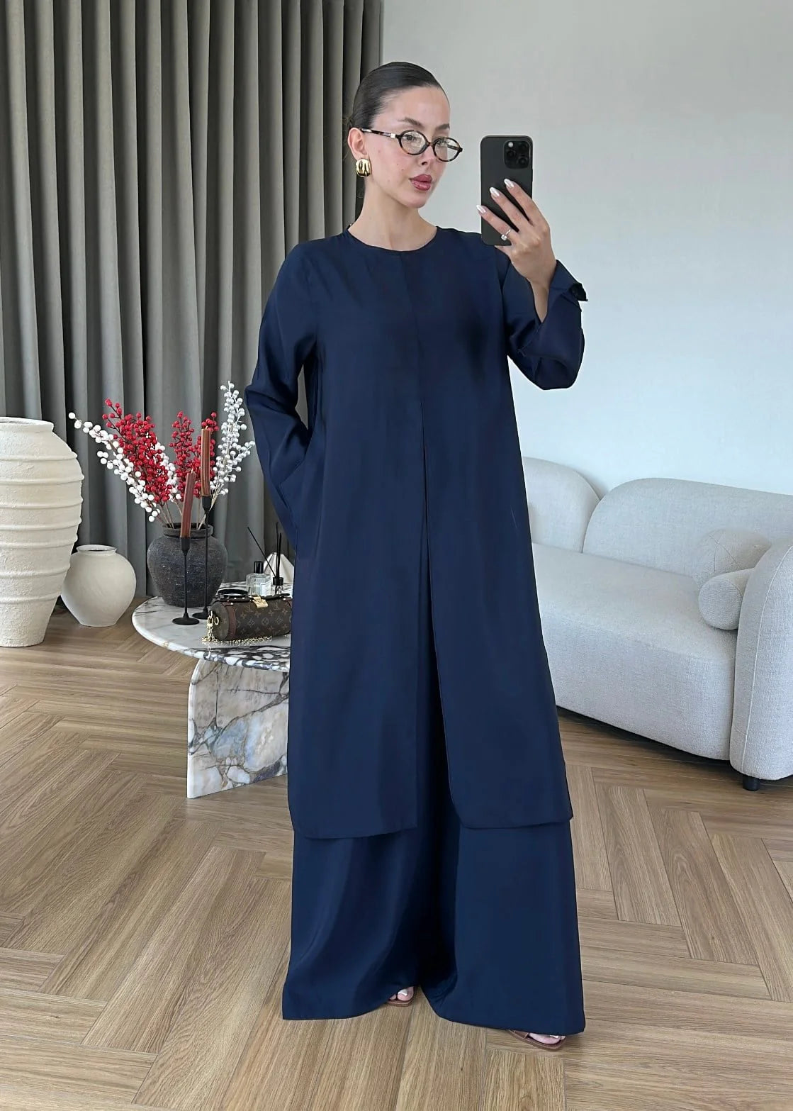 طقم بلوزة طويلة مع بنطلون كحلي