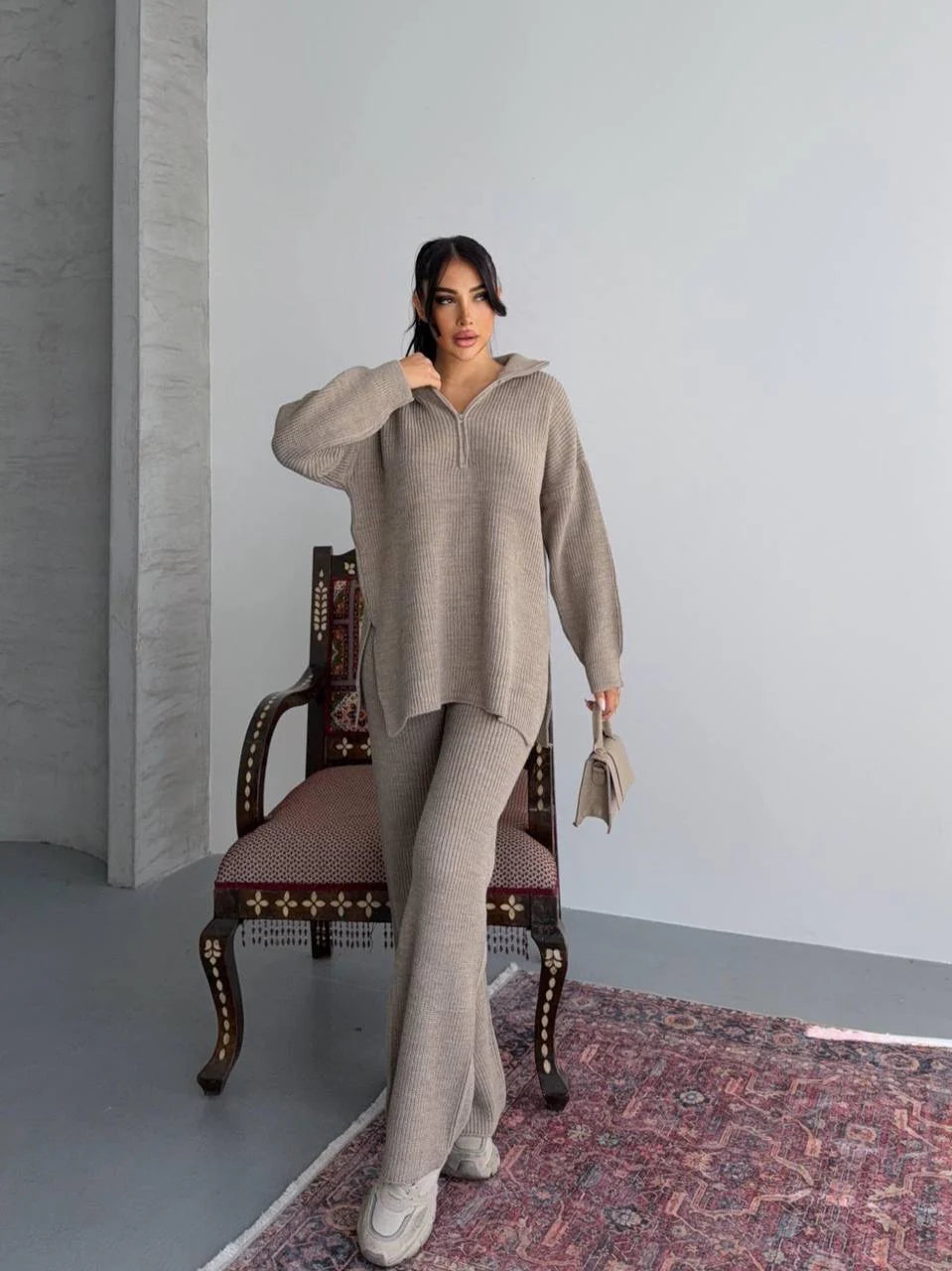 طقم بلوزة بسحاب مع بنطلون بيج