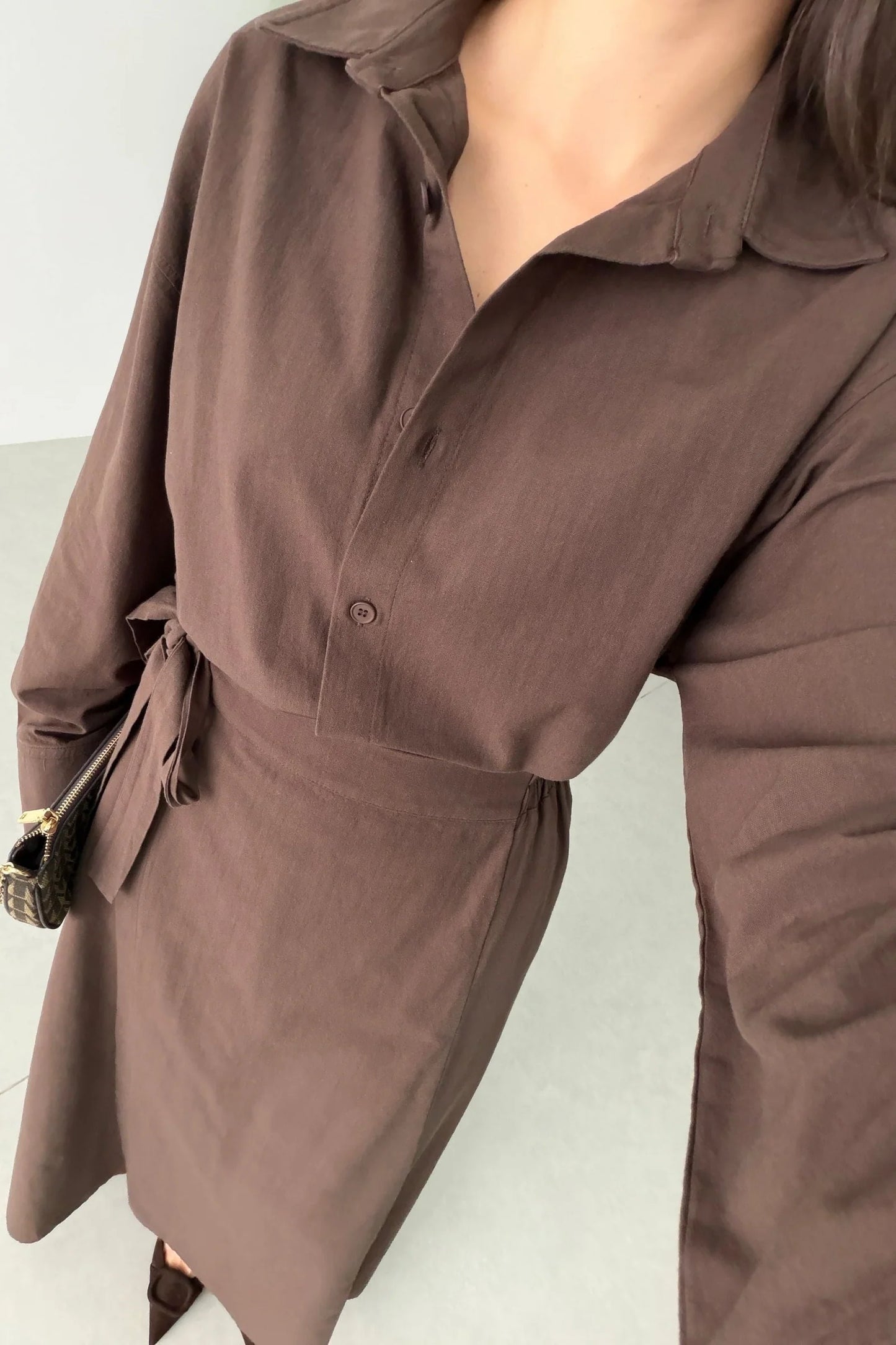 طقم قميص مع تنورة ربط بني