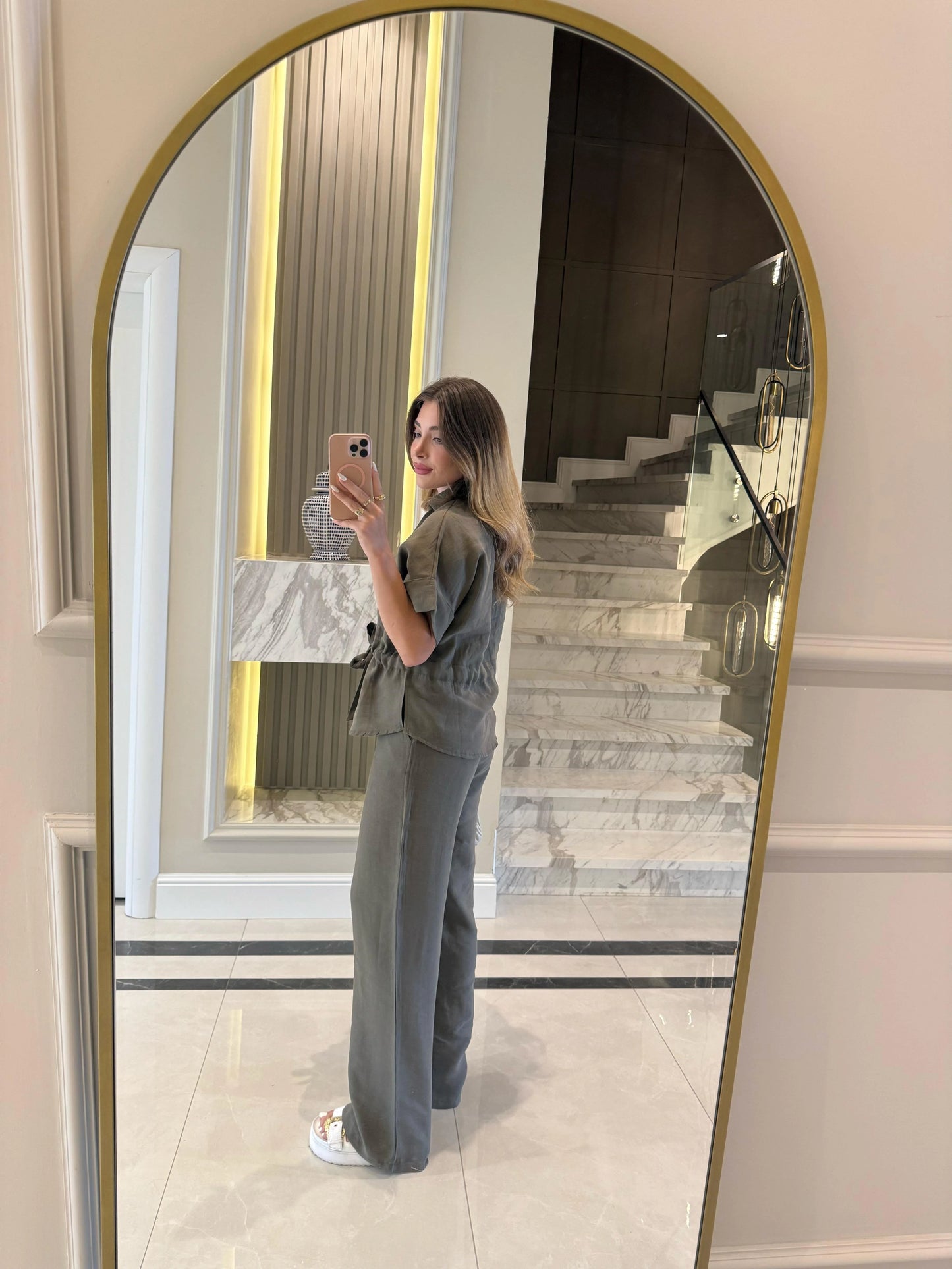 طقم عملي زيتي بازرار ذهبية