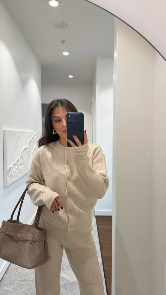 طقم بأزرار بيج