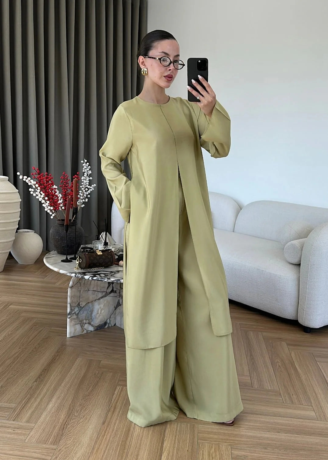 طقم بلوزة طويلة مع بنطلون فستقي