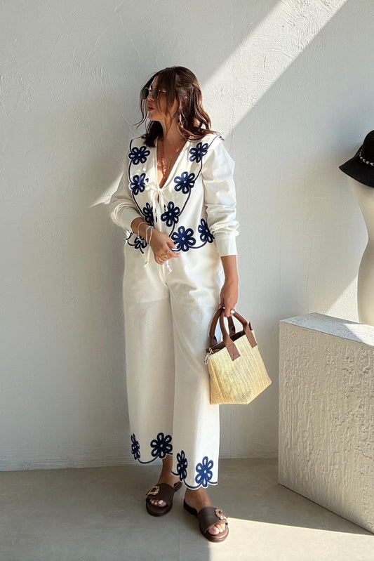 طقم ابيض مع تطريز ازرق