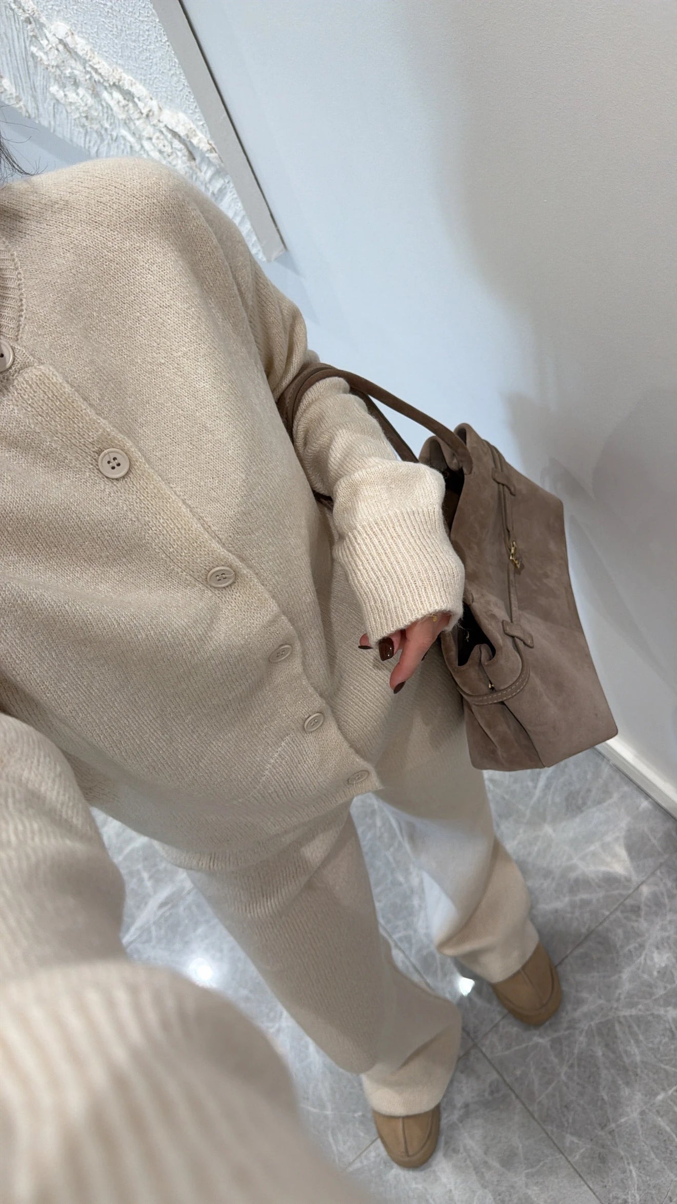 طقم بأزرار بيج