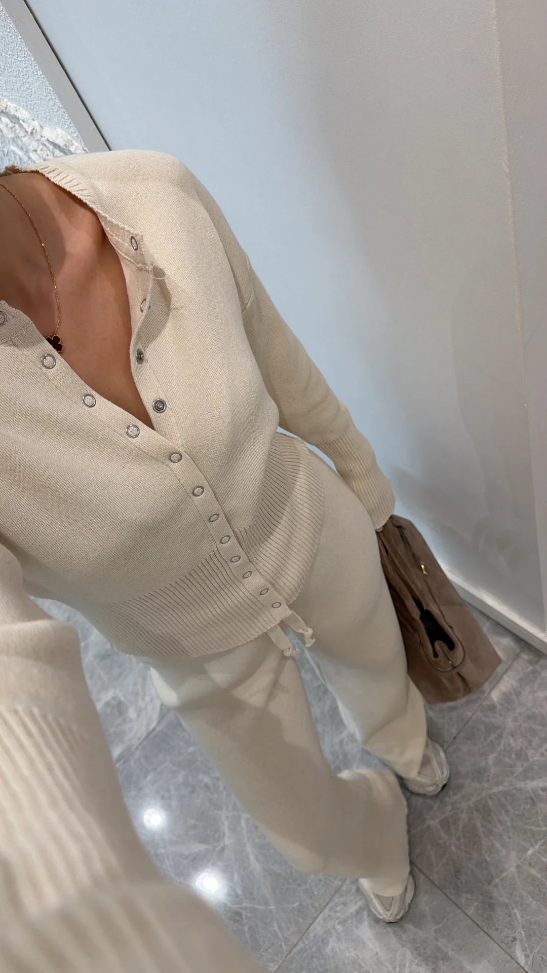 طقم عملي بيج بأزرار