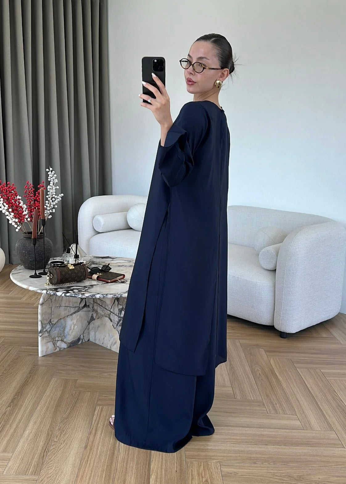 طقم بلوزة طويلة مع بنطلون كحلي
