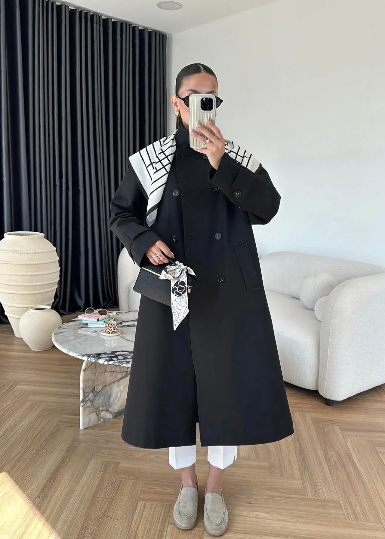 ترنش اسود مع شال