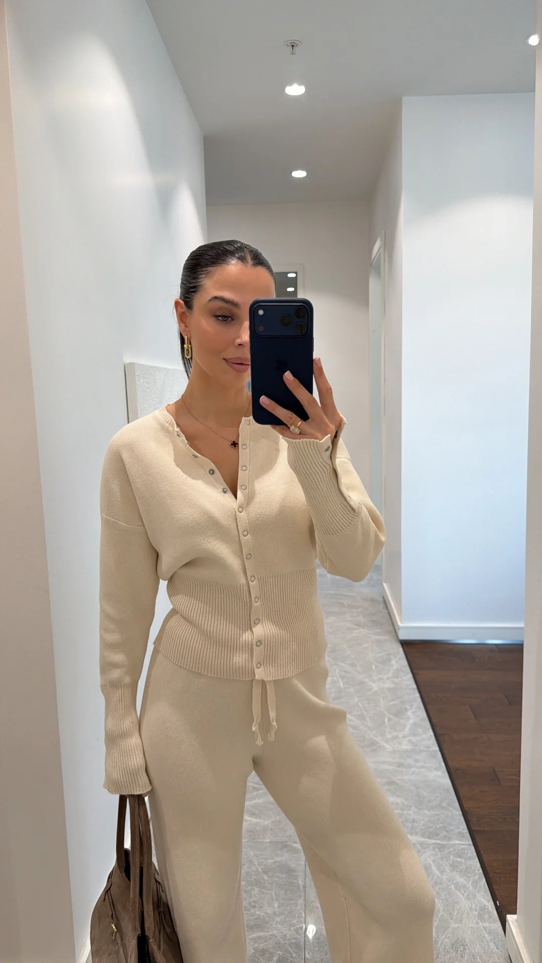 طقم عملي بيج بأزرار