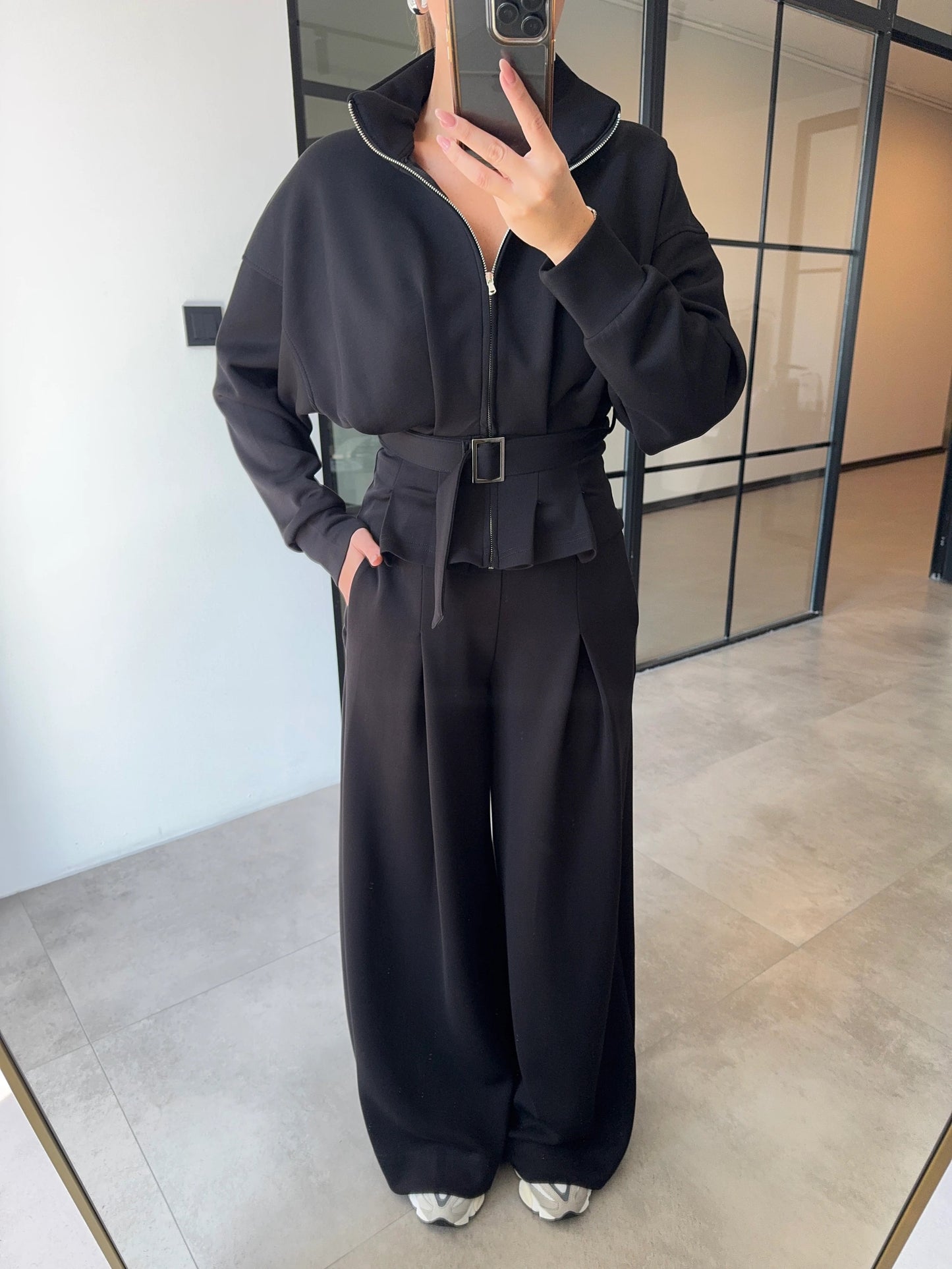 طقم اسود جكيت بحزام مع بنطلون