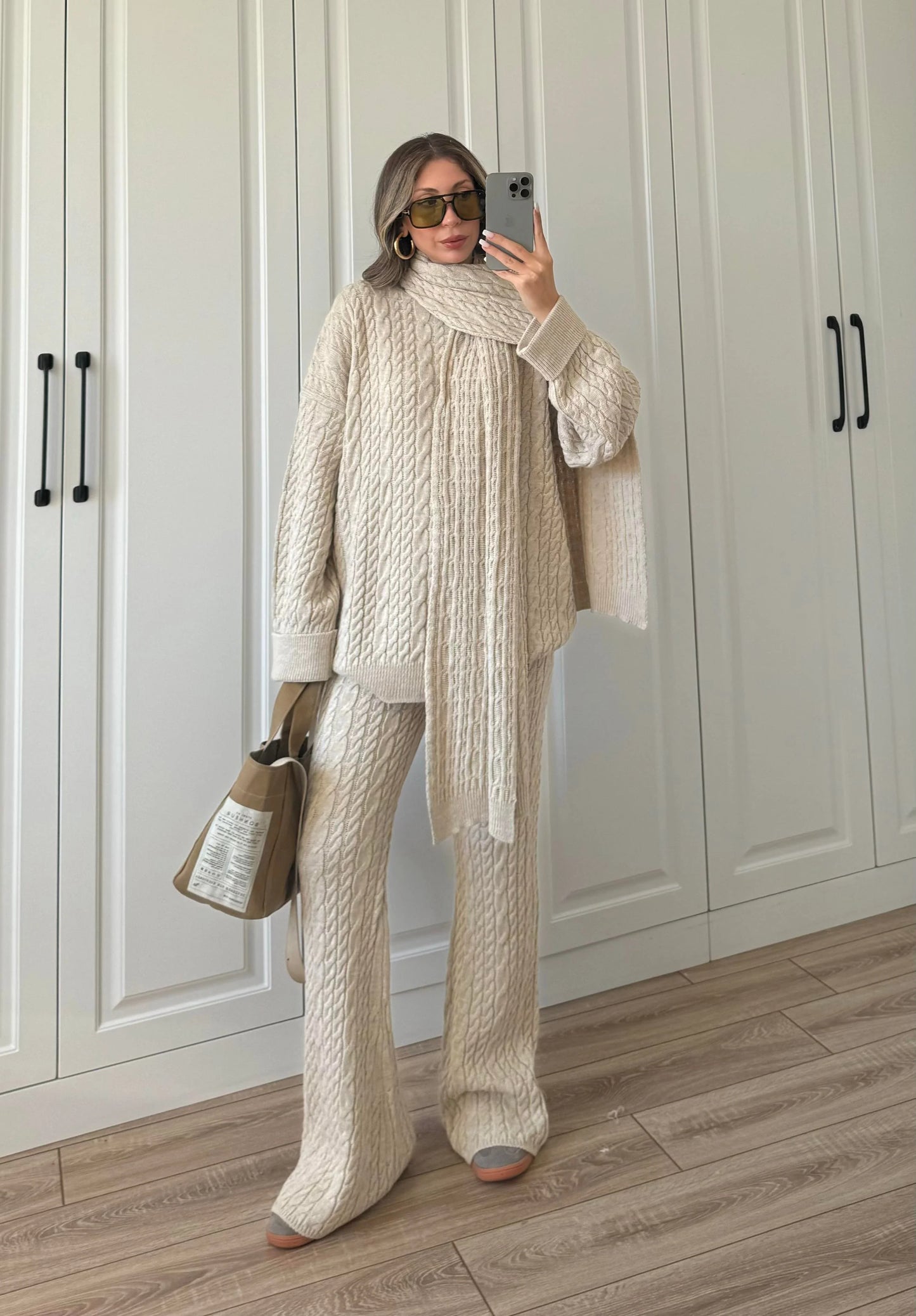 طقم بيج غامق مجدل بلفحة