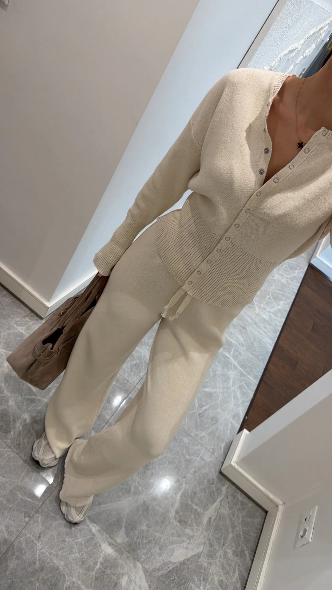 طقم عملي بيج بأزرار