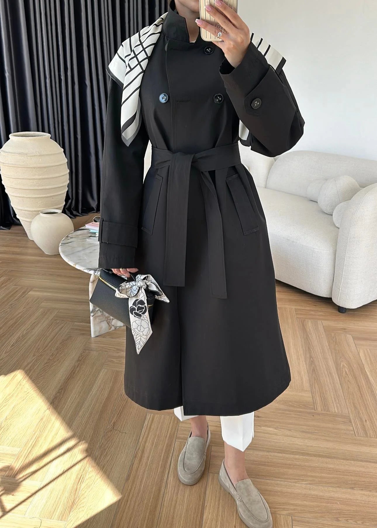 ترنش اسود مع شال