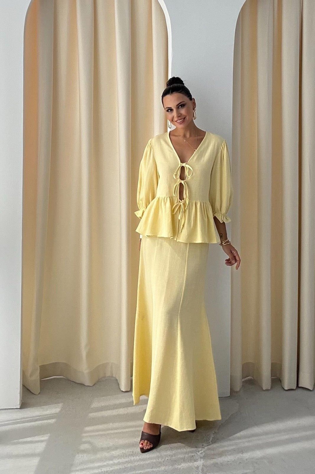 طقم تنورة مع بلوزة اصفر