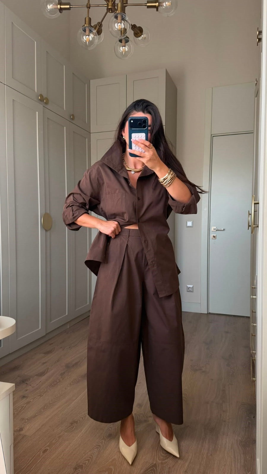 طقم قميص مع بنطلون بني