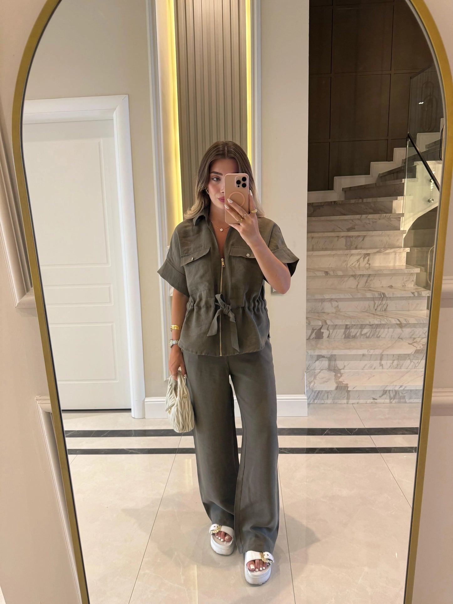 طقم عملي زيتي بازرار ذهبية