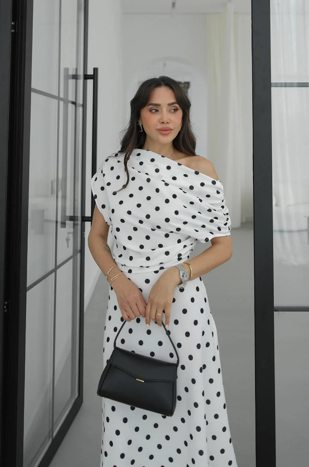 فستان ابيض منقط
