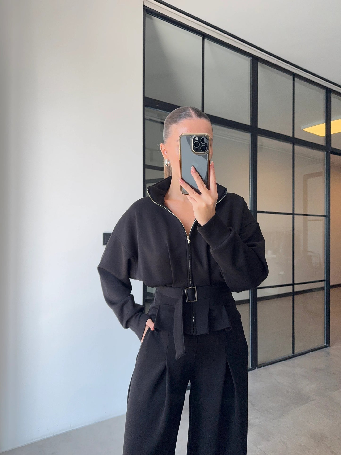 طقم اسود جكيت بحزام مع بنطلون