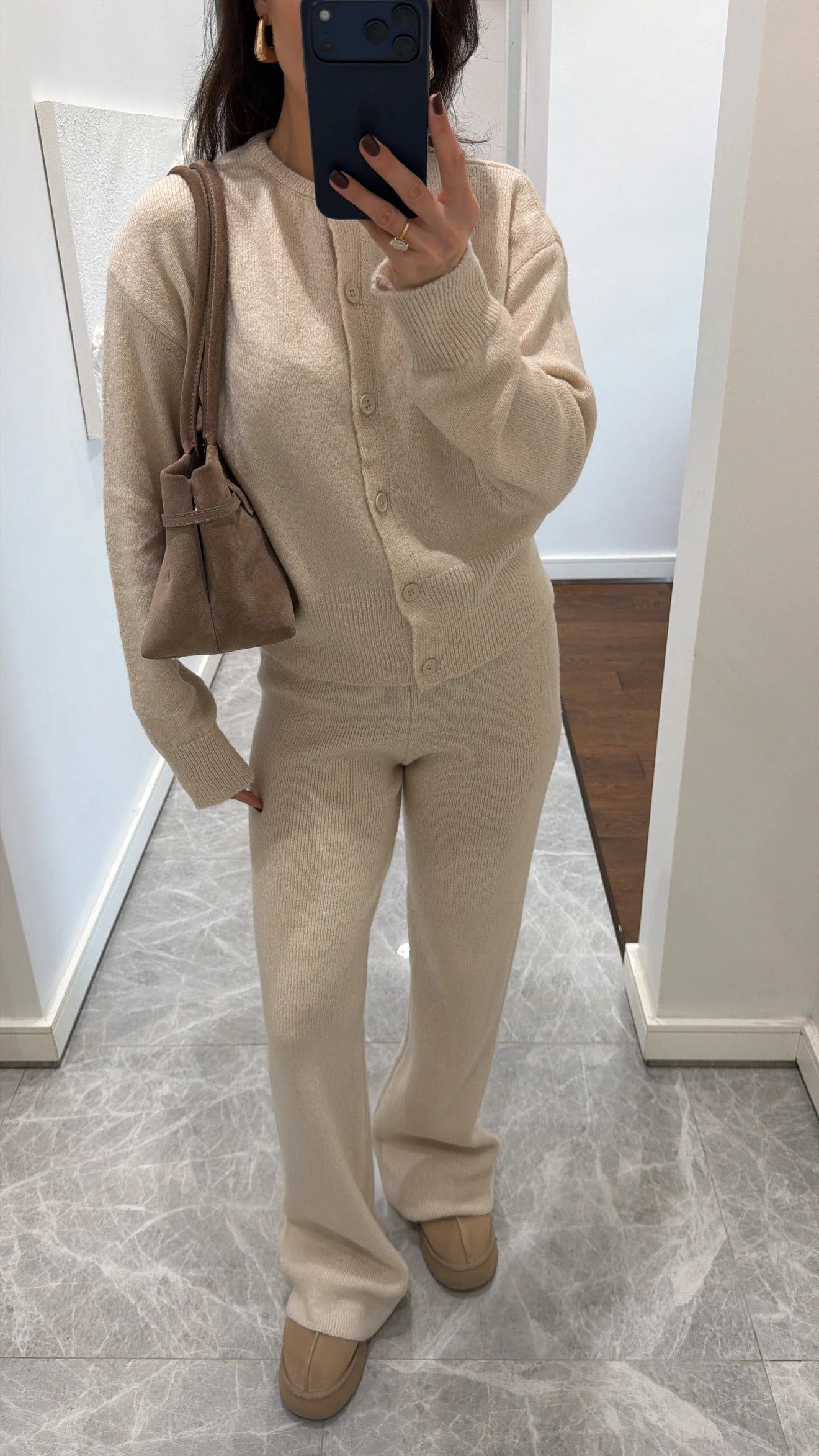 طقم بأزرار بيج