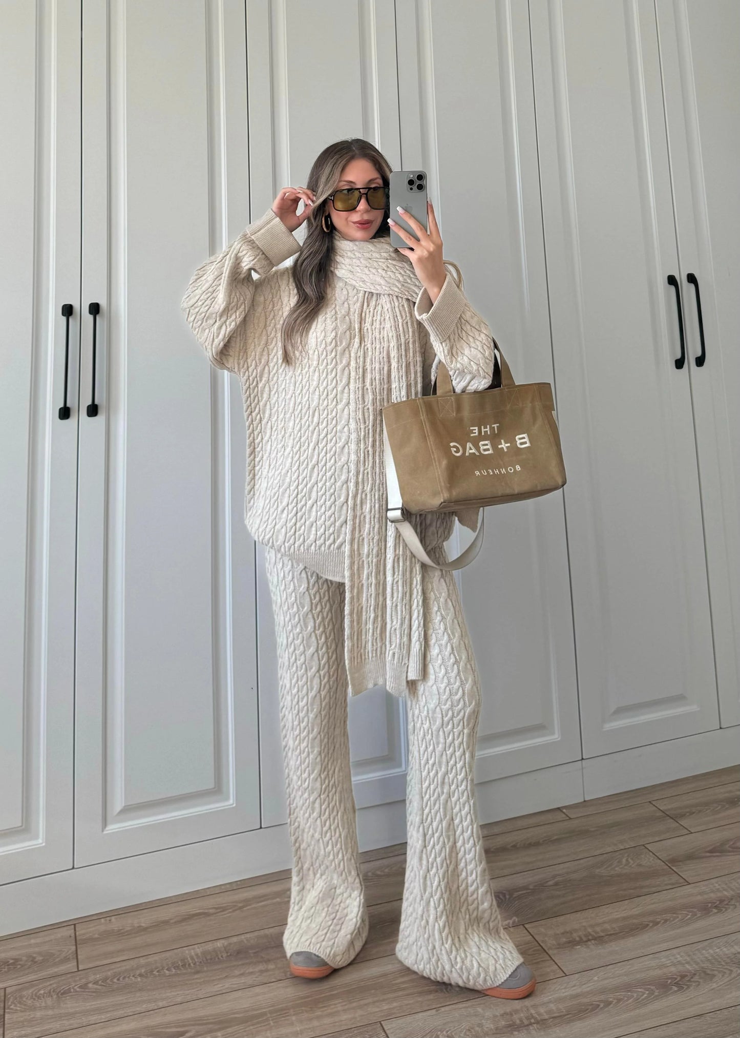 طقم بيج غامق مجدل بلفحة