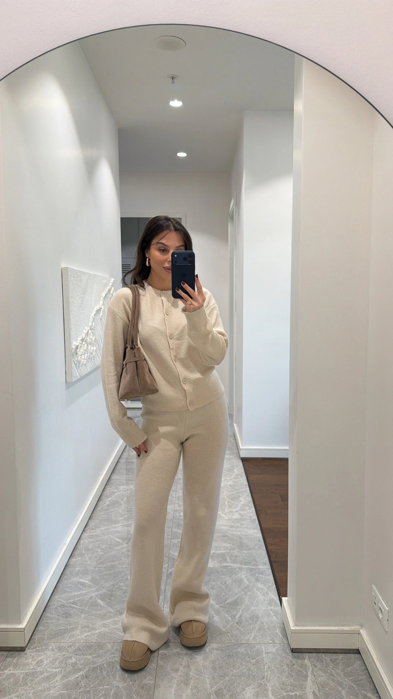 طقم بأزرار بيج