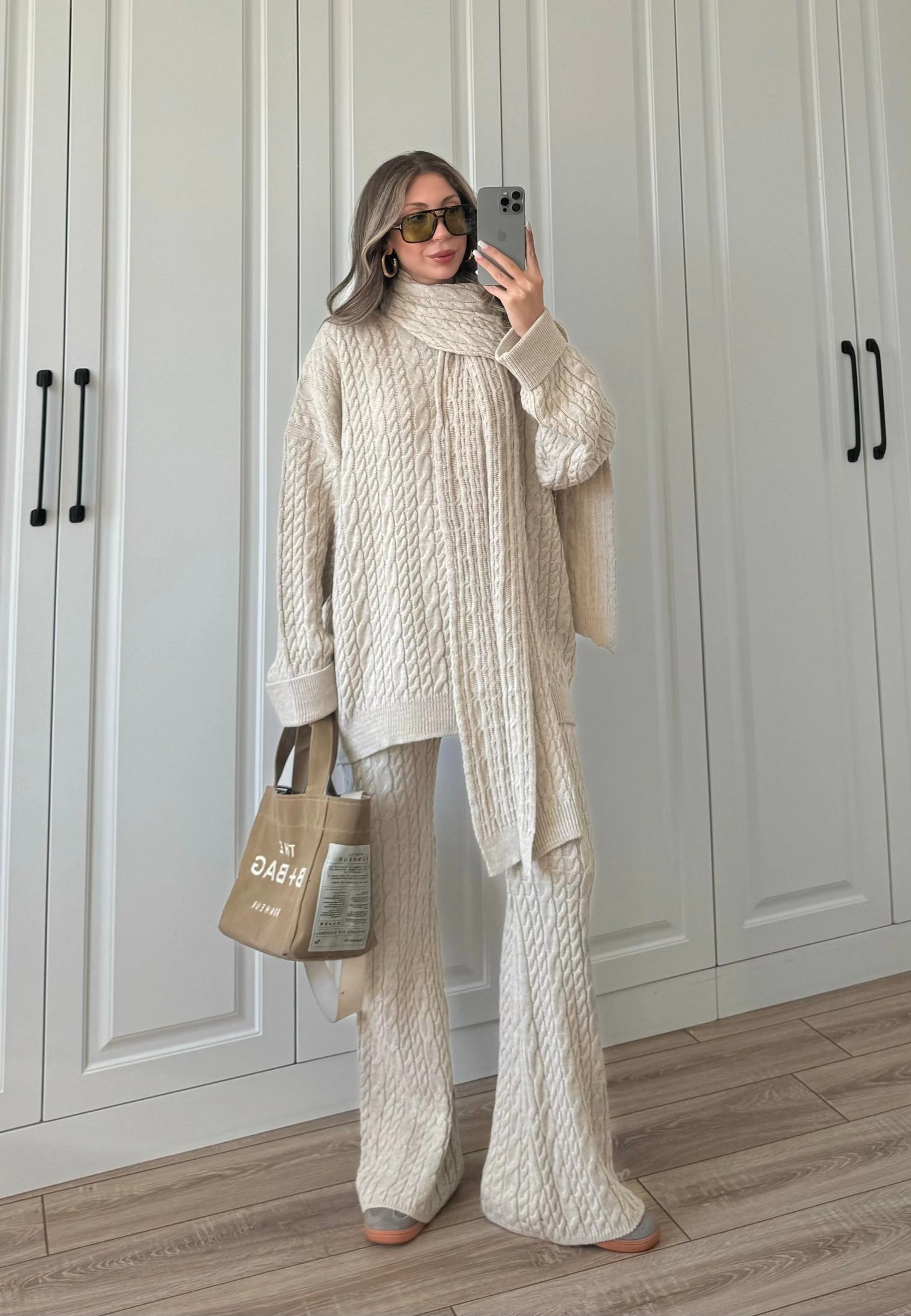 طقم بيج غامق مجدل بلفحة