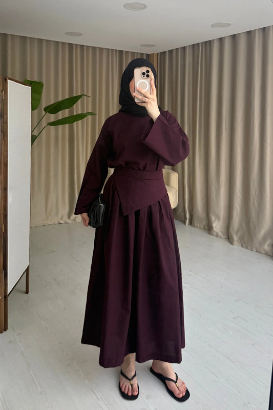 طقم بنطلون مع ربطة عنابي