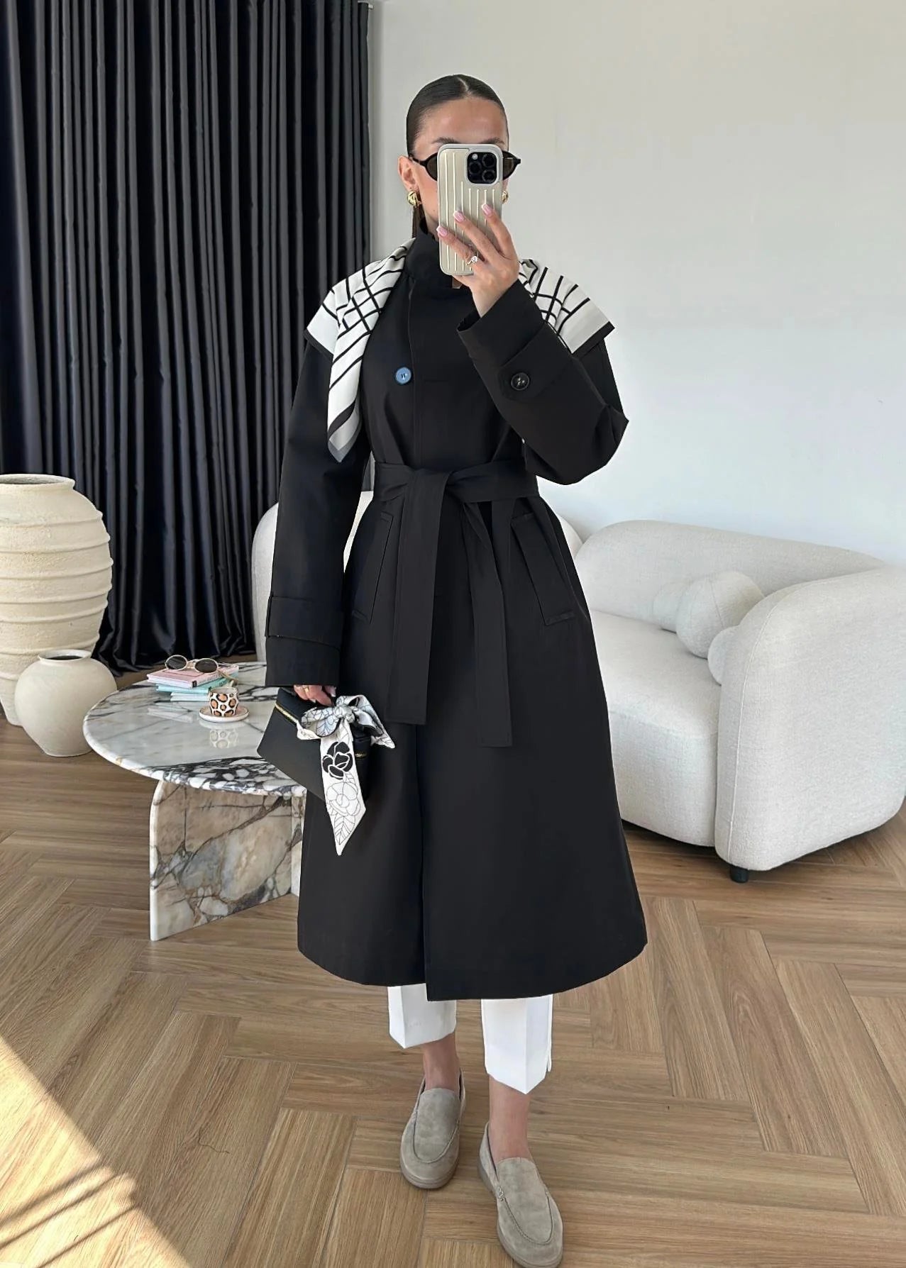 ترنش اسود مع شال