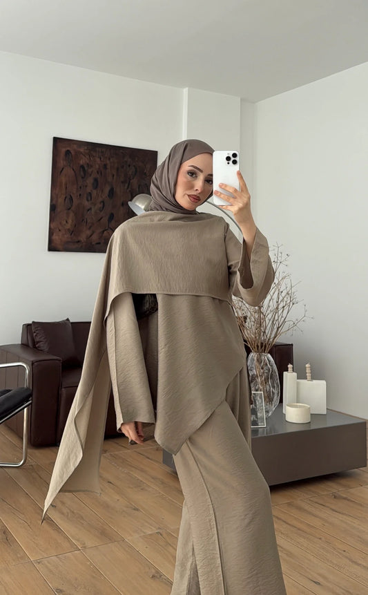 طقم بلوزة بشال مع بنطلون بيج غامق