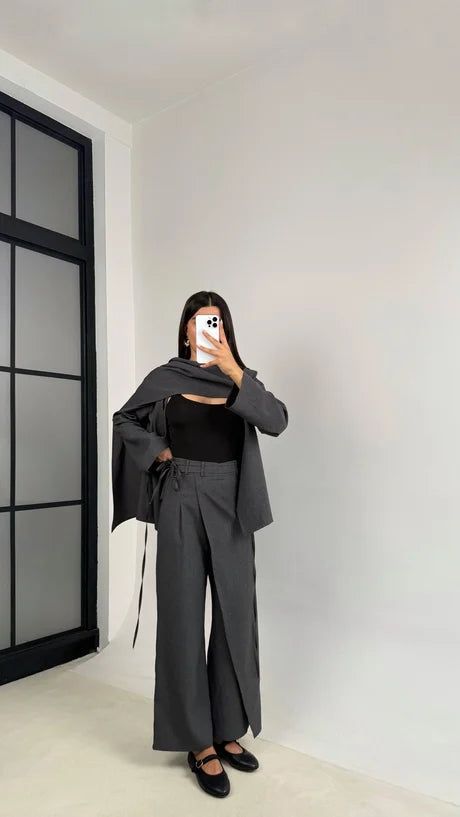 طقم رمادي بلوزة بلفحة مع بنطلون