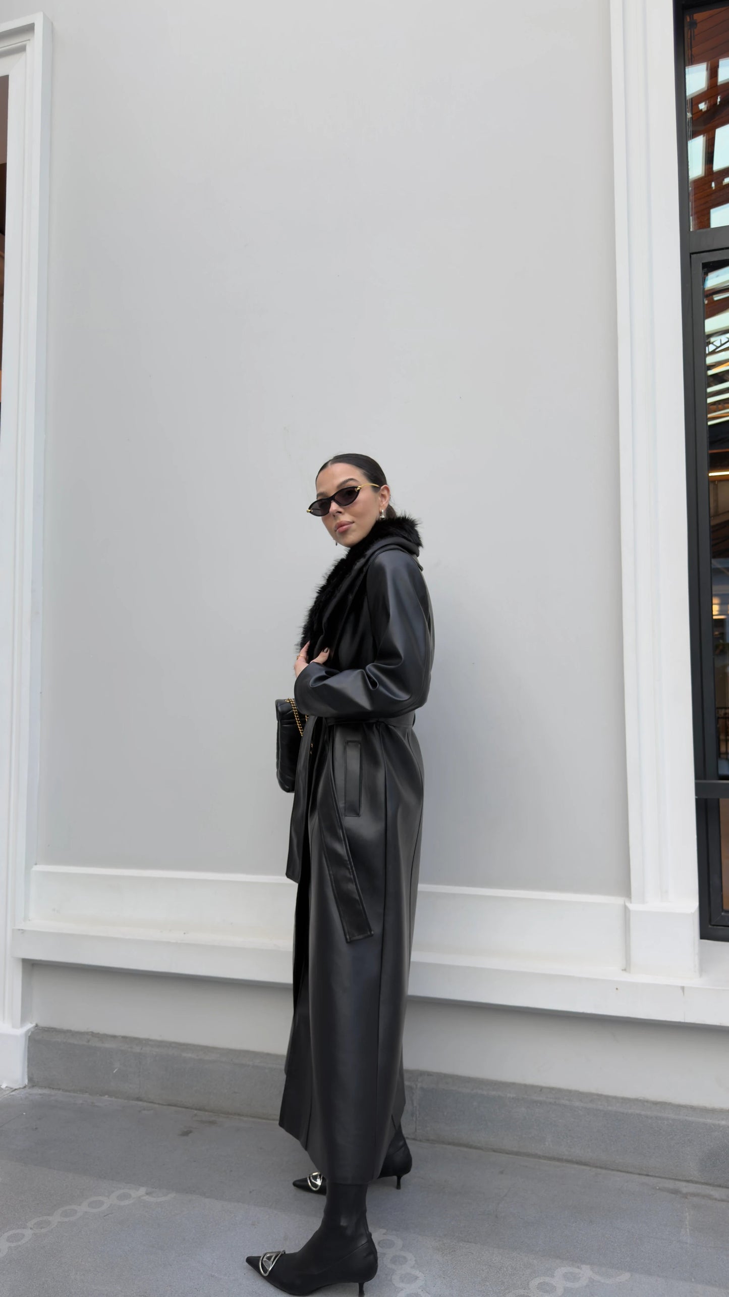 جكيت جلد اسود فرو